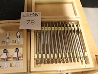 Freeskoppen en gatenboren in houten kistjes - afbeelding 3 van  3