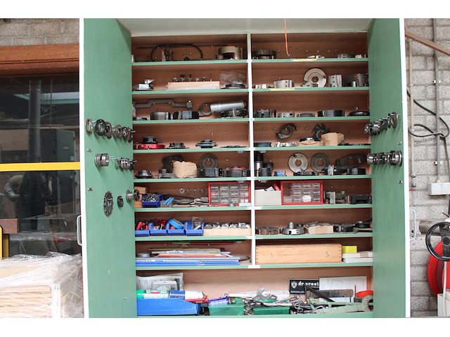 Freeskoppen, frezen, stelringen en gereedschappen in grote diversiteiten in wandkast. let op: kavel is onde... onderdeel van combinatiekavel combinatiekavel van de kavels b005 en b011. - afbeelding 1 van  8