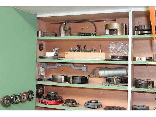 Freeskoppen, frezen, stelringen en gereedschappen in grote diversiteiten in wandkast. let op: kavel is onde... onderdeel van combinatiekavel combinatiekavel van de kavels b005 en b011. - afbeelding 2 van  8