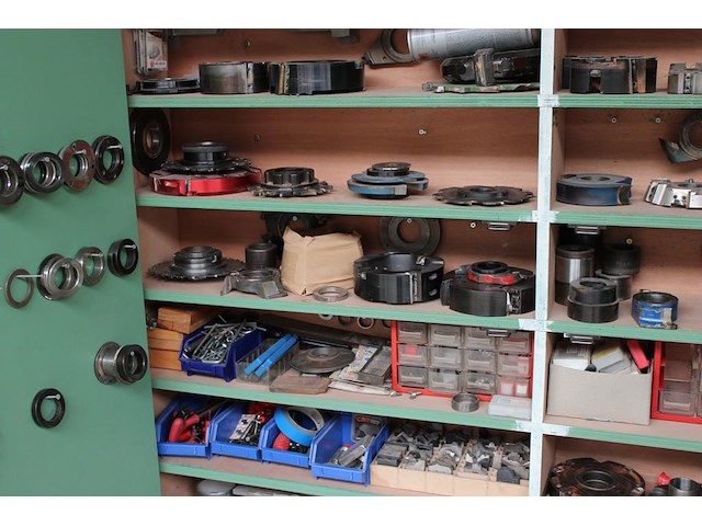 Freeskoppen, frezen, stelringen en gereedschappen in grote diversiteiten in wandkast. let op: kavel is onde... onderdeel van combinatiekavel combinatiekavel van de kavels b005 en b011. - afbeelding 3 van  8