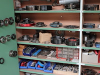 Freeskoppen, frezen, stelringen en gereedschappen in grote diversiteiten in wandkast. let op: kavel is onde... onderdeel van combinatiekavel combinatiekavel van de kavels b005 en b011. - afbeelding 3 van  8