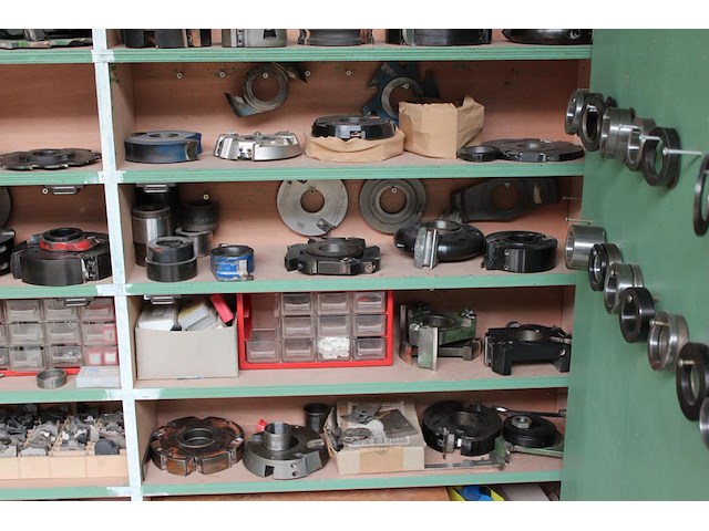 Freeskoppen, frezen, stelringen en gereedschappen in grote diversiteiten in wandkast. let op: kavel is onde... onderdeel van combinatiekavel combinatiekavel van de kavels b005 en b011. - afbeelding 4 van  8