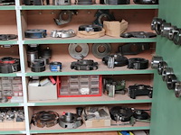 Freeskoppen, frezen, stelringen en gereedschappen in grote diversiteiten in wandkast. let op: kavel is onde... onderdeel van combinatiekavel combinatiekavel van de kavels b005 en b011. - afbeelding 4 van  8