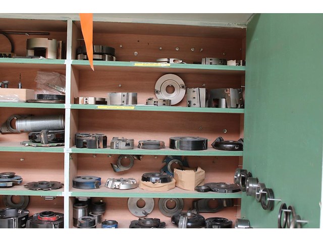 Freeskoppen, frezen, stelringen en gereedschappen in grote diversiteiten in wandkast. let op: kavel is onde... onderdeel van combinatiekavel combinatiekavel van de kavels b005 en b011. - afbeelding 5 van  8