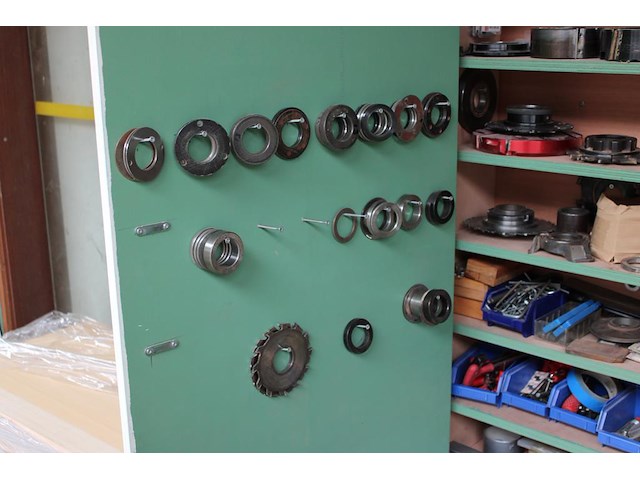 Freeskoppen, frezen, stelringen en gereedschappen in grote diversiteiten in wandkast. let op: kavel is onde... onderdeel van combinatiekavel combinatiekavel van de kavels b005 en b011. - afbeelding 6 van  8