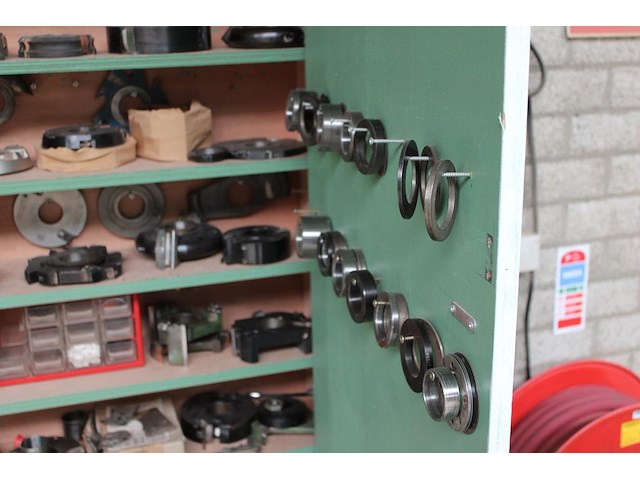 Freeskoppen, frezen, stelringen en gereedschappen in grote diversiteiten in wandkast. let op: kavel is onde... onderdeel van combinatiekavel combinatiekavel van de kavels b005 en b011. - afbeelding 7 van  8