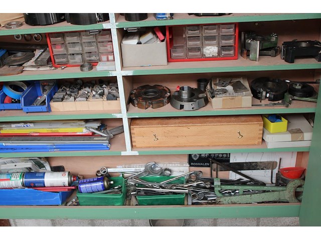 Freeskoppen, frezen, stelringen en gereedschappen in grote diversiteiten in wandkast. let op: kavel is onde... onderdeel van combinatiekavel combinatiekavel van de kavels b005 en b011. - afbeelding 8 van  8