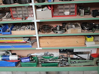 Freeskoppen, frezen, stelringen en gereedschappen in grote diversiteiten in wandkast. let op: kavel is onde... onderdeel van combinatiekavel combinatiekavel van de kavels b005 en b011. - afbeelding 8 van  8