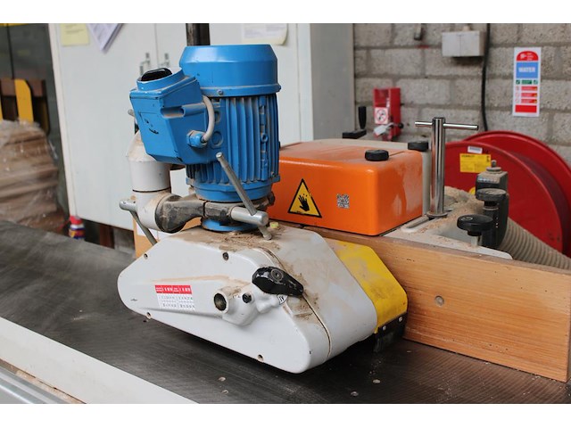 Freesmachine scm t110n met automatische doorvoer. bouwjaar 2005. 400v. exclusief stofafzuiging. let op: kav... onderdeel van combinatiekavel combinatiekavel van de kavels b005 en b011. - afbeelding 4 van  6