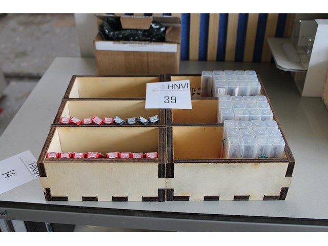 Frezen en boren in houten bakjes. - afbeelding 1 van  3