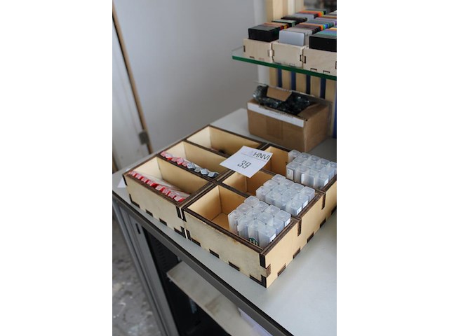 Frezen en boren in houten bakjes. - afbeelding 2 van  3