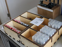 Frezen en boren in houten bakjes. - afbeelding 2 van  3