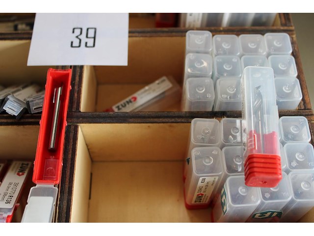 Frezen en boren in houten bakjes. - afbeelding 3 van  3