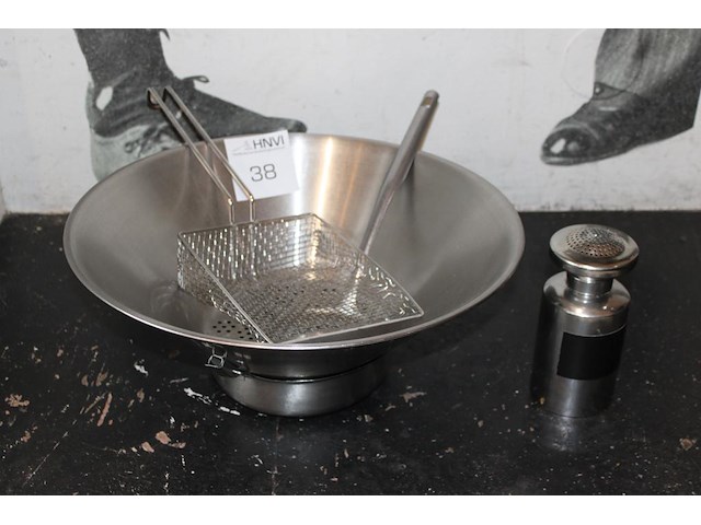 Friet opschepbak en zoutstrooier. - afbeelding 1 van  2