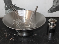 Friet opschepbak en zoutstrooier. - afbeelding 1 van  2