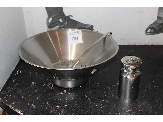 Friet opschepbak en zoutstrooier. - afbeelding 1 van  2