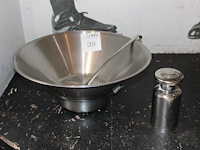 Friet opschepbak en zoutstrooier. - afbeelding 1 van  2