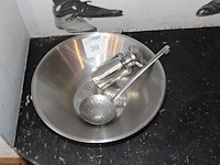 Friet opschepbak en zoutstrooier. - afbeelding 2 van  2