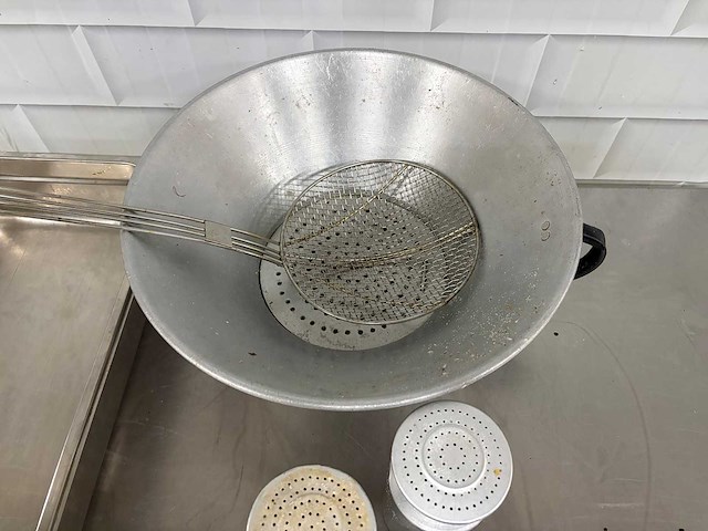 Friet opschepbak met specerijenstrooiers en opschepspaan - afbeelding 3 van  4