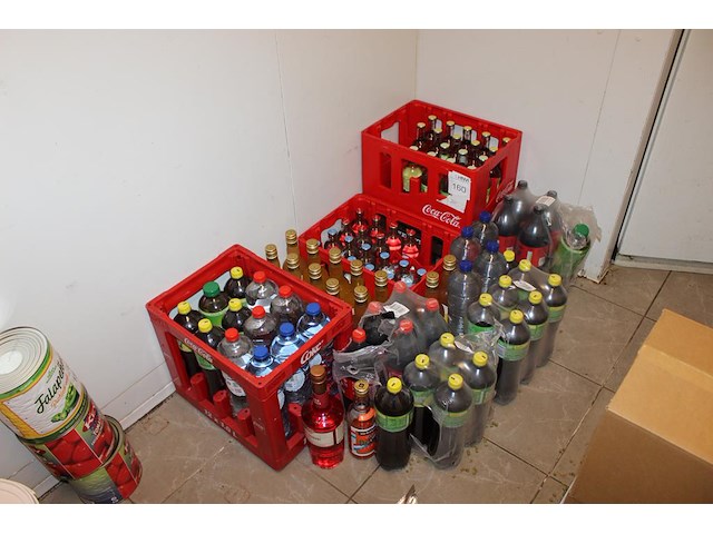 Frisdranken en emballage in en om 4 kratten. let op: veelal over datum. - afbeelding 1 van  2