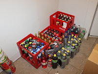 Frisdranken en emballage in en om 4 kratten. let op: veelal over datum. - afbeelding 1 van  2