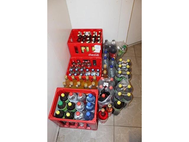 Frisdranken en emballage in en om 4 kratten. let op: veelal over datum. - afbeelding 2 van  2