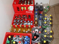 Frisdranken en emballage in en om 4 kratten. let op: veelal over datum. - afbeelding 2 van  2