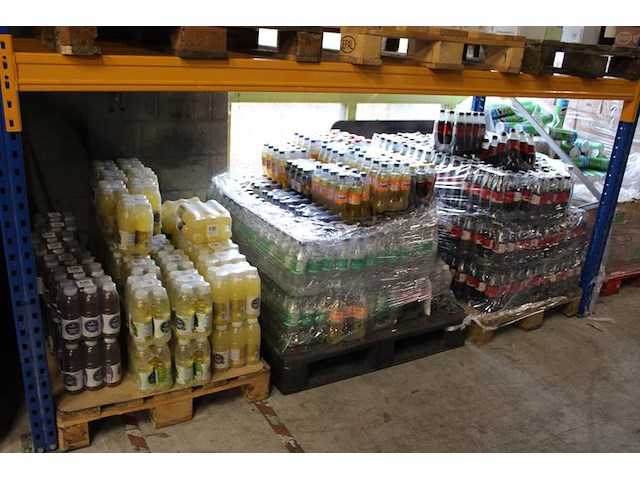 Frisdranken waaronder coca cola, sourcy en fanta op drie pallets circa 1425 flessen met tht 2025 bod is i... - afbeelding 1 van  4