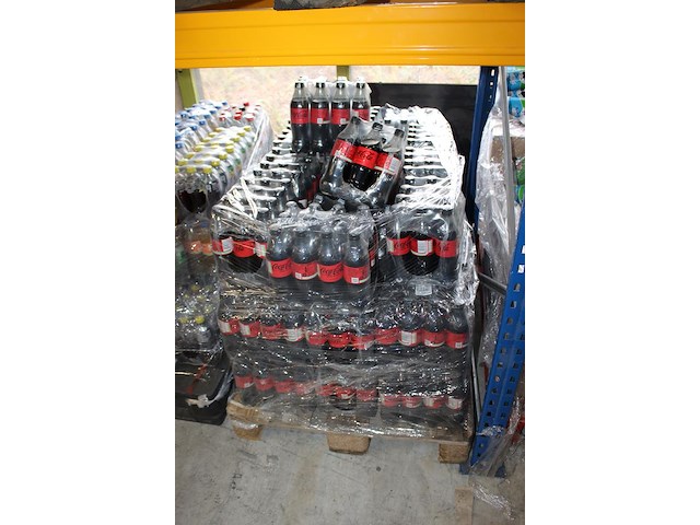 Frisdranken waaronder coca cola, sourcy en fanta op drie pallets circa 1425 flessen met tht 2025 bod is i... - afbeelding 2 van  4