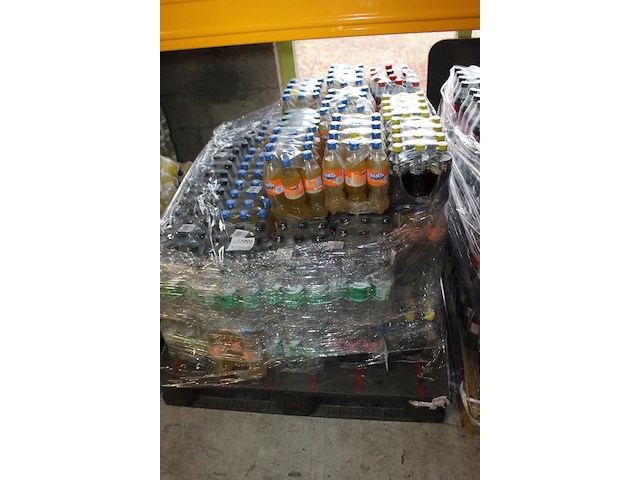 Frisdranken waaronder coca cola, sourcy en fanta op drie pallets circa 1425 flessen met tht 2025 bod is i... - afbeelding 3 van  4