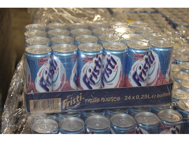 Fristi blikjes. 95 trays van 24 x 0,25l. totaal 2280 blikjes. bod is inclusief 342 euro statiegeldwaarde th... - afbeelding 2 van  2