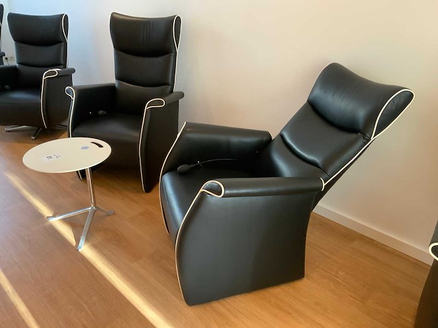 Fritz hansen little friend frans molenaar bijzettafel en 2 relax fauteuils - afbeelding 11 van  14