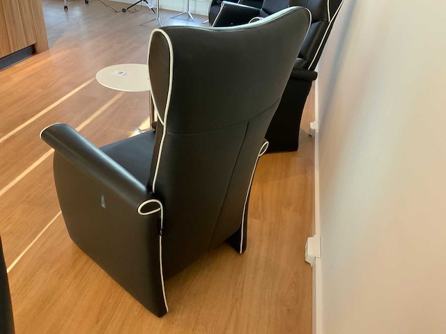 Fritz hansen little friend frans molenaar bijzettafel en 2 relax fauteuils - afbeelding 13 van  14