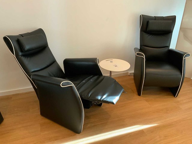 Fritz hansen little friend frans molenaar bijzettafel en 2 relax fauteuils - afbeelding 1 van  17