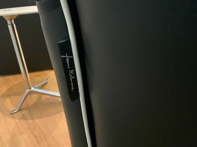 Fritz hansen little friend frans molenaar bijzettafel en 2 relax fauteuils - afbeelding 15 van  17