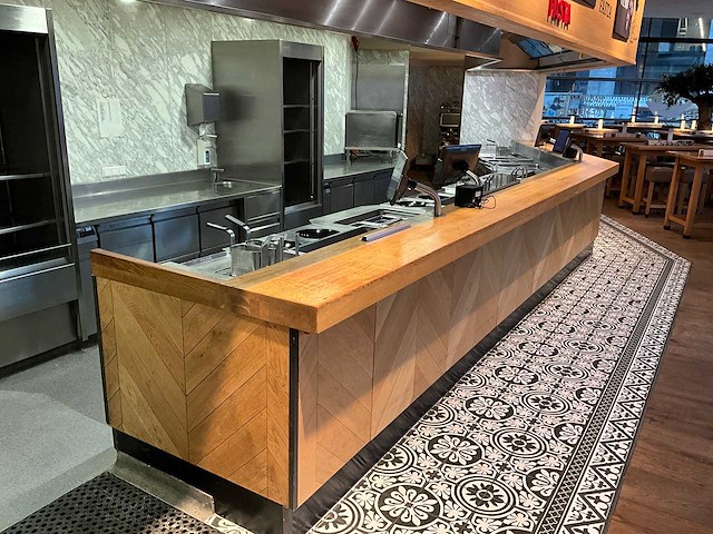 Frontcooking counter met apparatuur & afzuigkap (combinatiekavel 26 t/m 37) - afbeelding 1 van  12