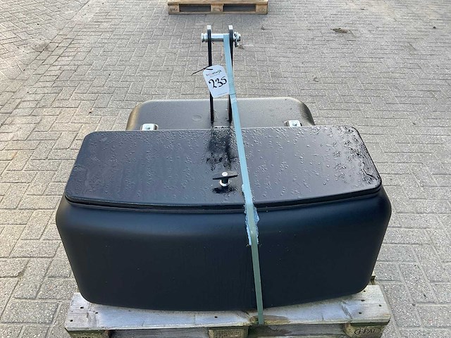 Frontgewicht, “900kg” - afbeelding 1 van  6