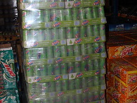 Fruitdrank oasis appel peer. 90 trays a 24 stuks 33 cl. totaal 2160 blikken. tht 9-25. bod is inclusief 324...
