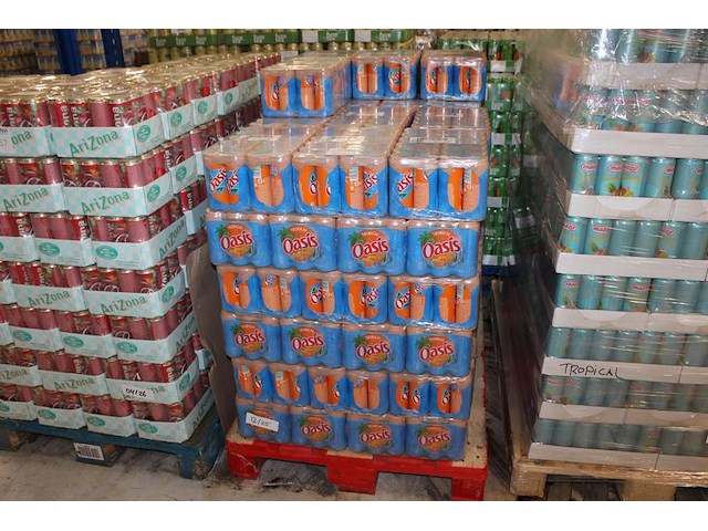 Fruitdrank oasis tropical. 64 trays a 24 stuks 33 cl. totaal 1536 blikken. tht 12-25. bod is inclusief 230,... - afbeelding 1 van  3