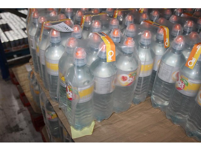 Fruitwater o2 life peach green tea. 85 packs a 6 flessen. totaal 510 flessen. tht 12-26. bod is inclusief 7... - afbeelding 2 van  2