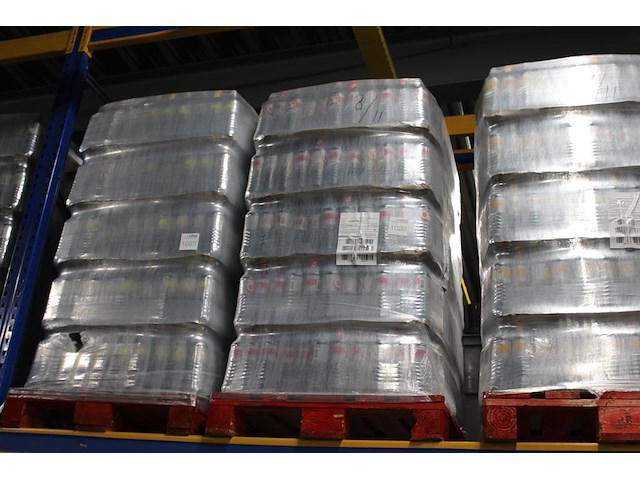 Fruitwater o2 life rood fruit. 145 packs a 6 flessen. totaal 870 flessen. tht 1-27. bod is inclusief 130,50... - afbeelding 1 van  2