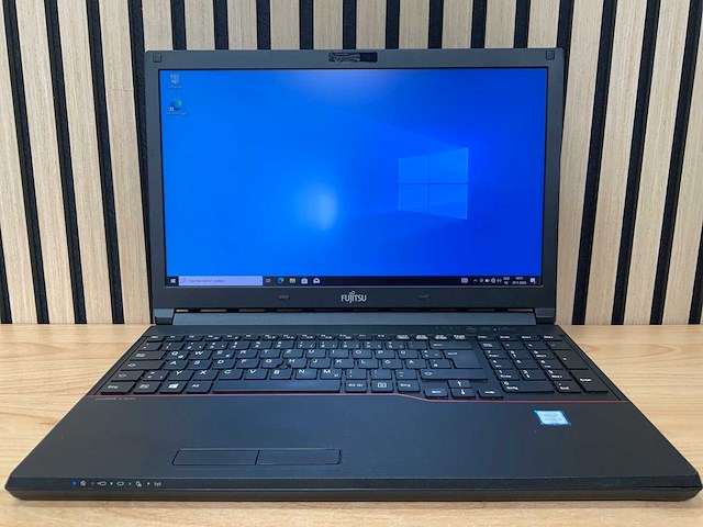 Fujitsu - lifebook e556 - i5 / 8gb / 128gb / 15,6'' laptop - afbeelding 1 van  8