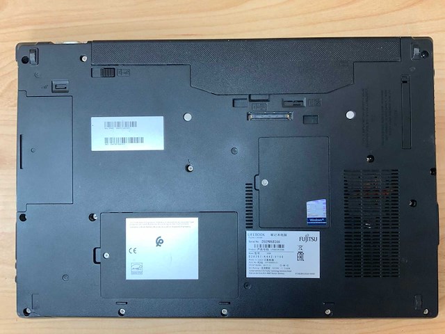 Fujitsu - lifebook e556 - i5 / 8gb / 128gb / 15,6'' laptop - afbeelding 6 van  8