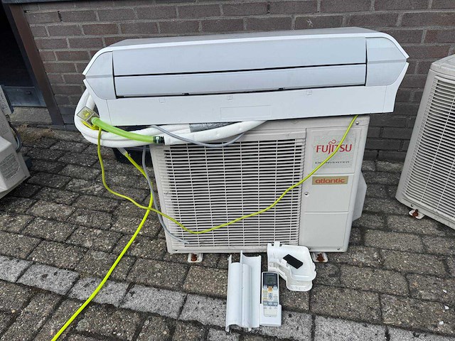 Fujitsu airco binnen+ buiten unit - afbeelding 1 van  5