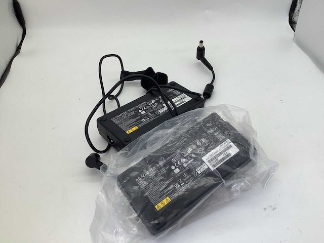 Fujitsu dikke pin fujitsu 170w laptop adapter (2x) - afbeelding 2 van  4