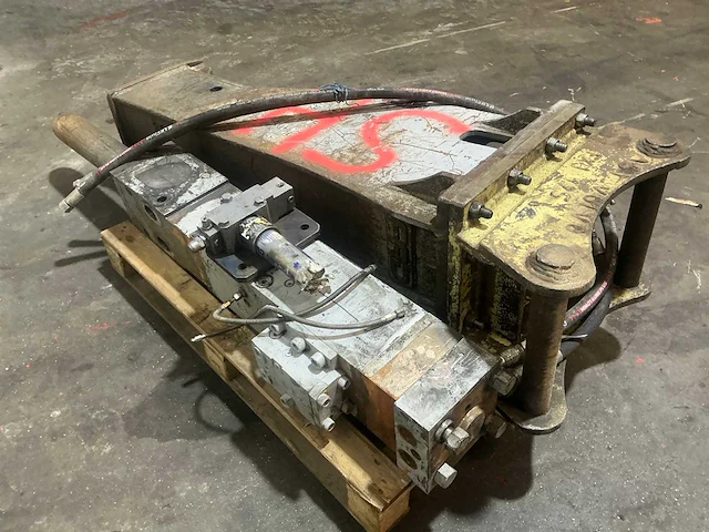 Furukawa fxj 125 hydraulische sloophamer - afbeelding 1 van  2