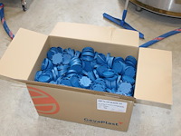 Fustdoppen blauw in doos. ruim 600 stuks. - afbeelding 1 van  3