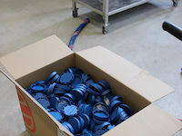 Fustdoppen blauw in doos. ruim 600 stuks. - afbeelding 2 van  3