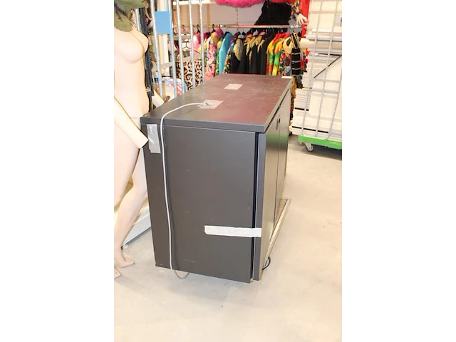 Fustenkoeling serrco met twee dubbele tapkranen. afmeting 135 x 58 cm. hoogte 85 cm - afbeelding 2 van  5