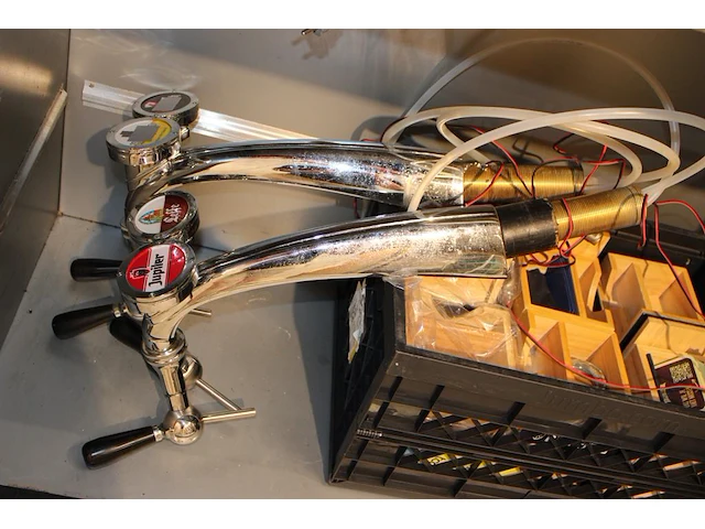 Fustenkoeling serrco met twee dubbele tapkranen. afmeting 135 x 58 cm. hoogte 85 cm - afbeelding 4 van  5